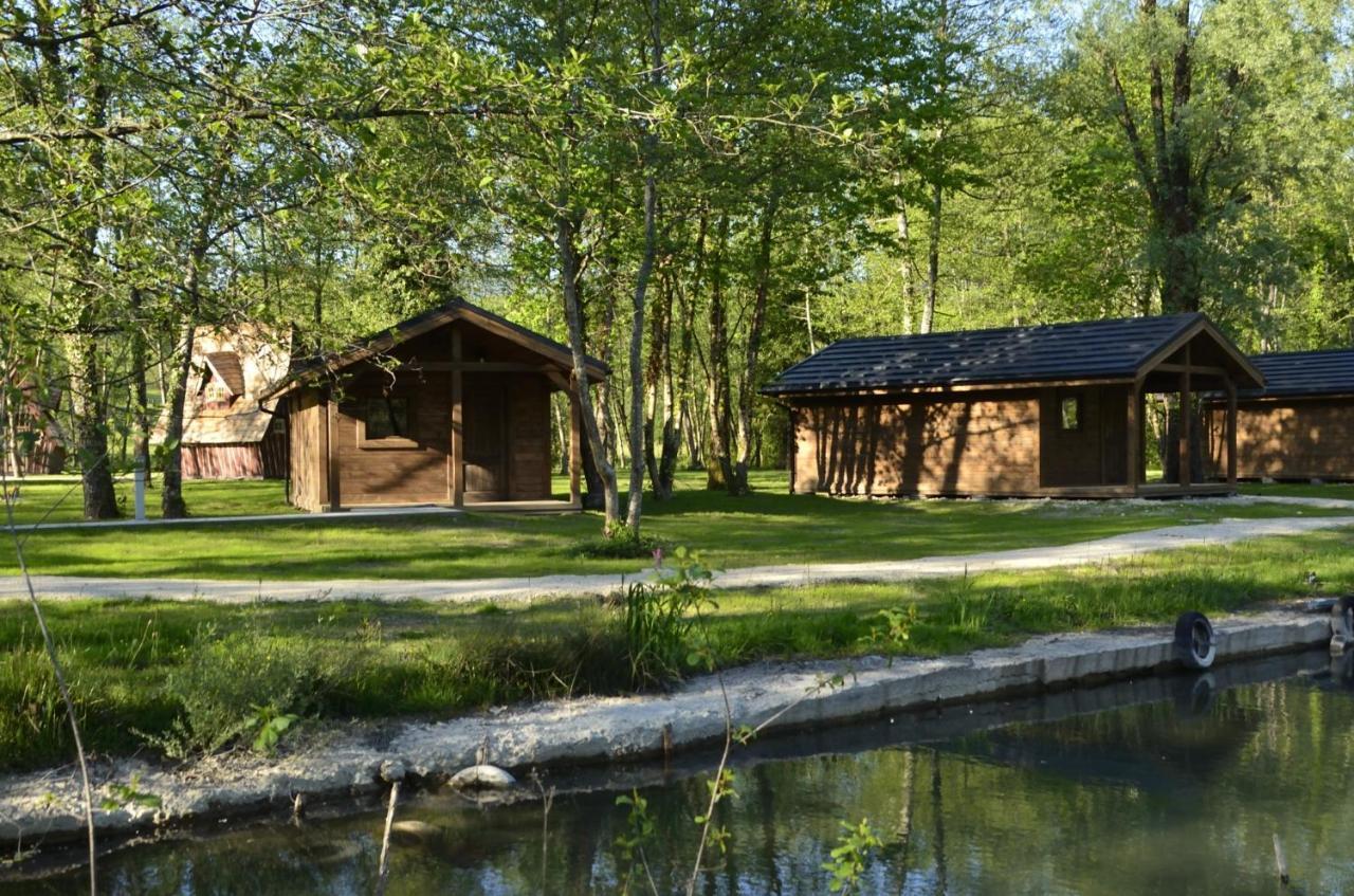 Les Lodges Du Lac Saint-Alban-de-Montbel Exterior foto